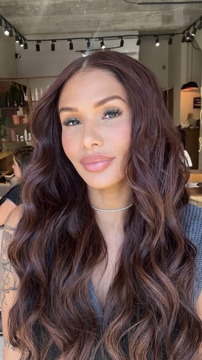 Cabelo longo em tom chocolate, publicado no portfólio de Jana Soares